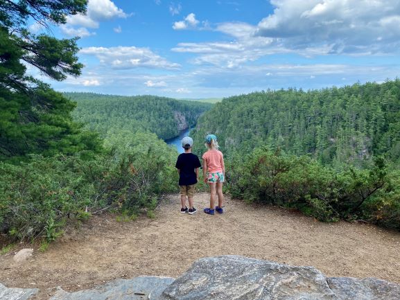 Image of 2 kiddos overlooking Barron Canyon